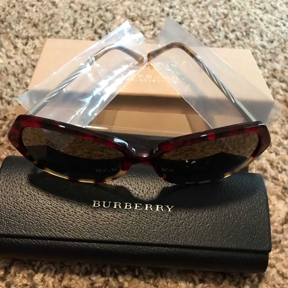 😎 Brand New Burberry Sunglasses ☀️ - Picture 2 of 7